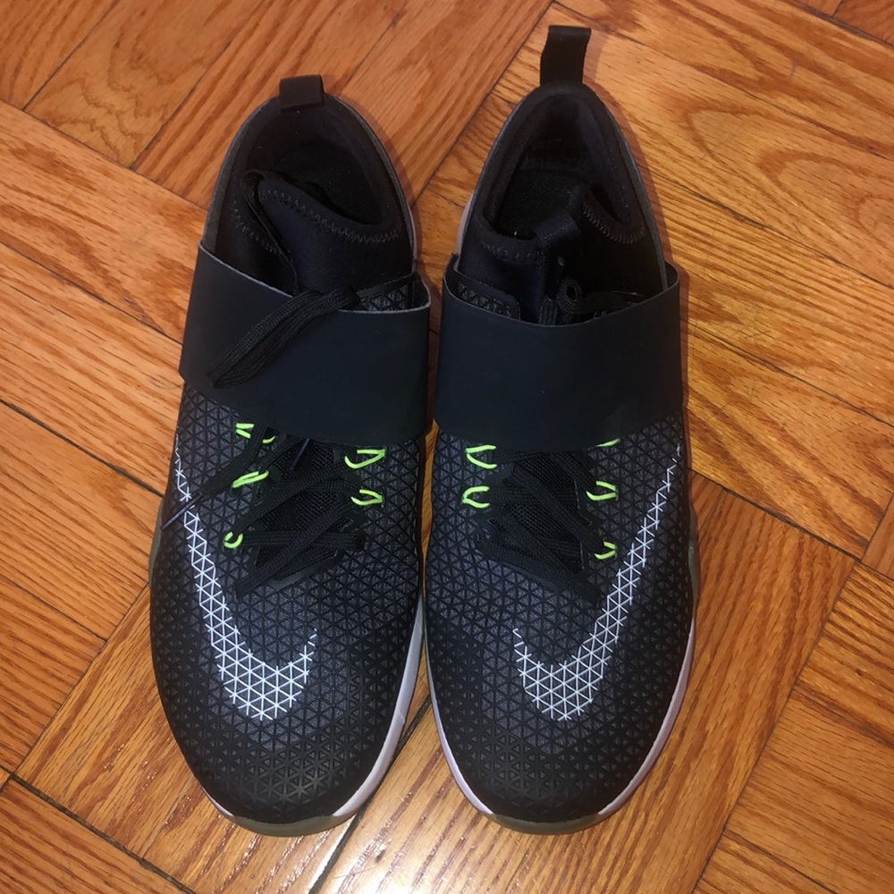 NIKE WMNS AIR ZOOM STRONG SIZE 8